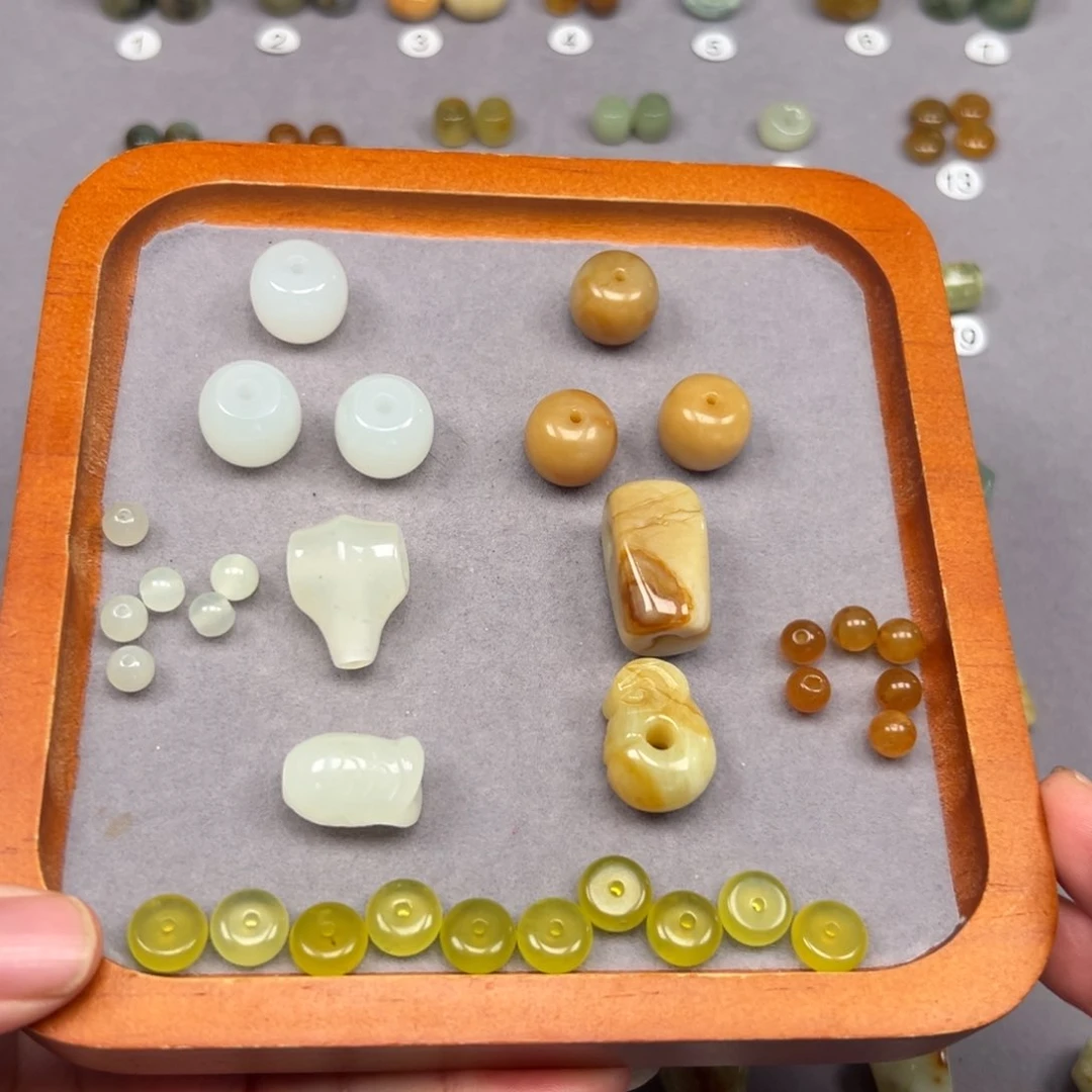 未镶嵌蛇纹石玉颈饰刘*勇