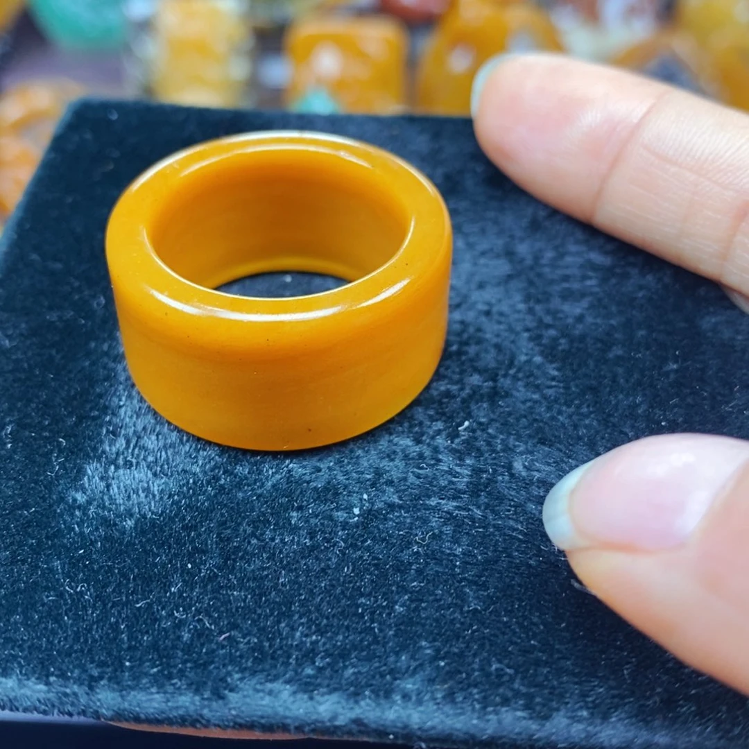 未镶嵌石英质玉（黄龙玉）颈饰