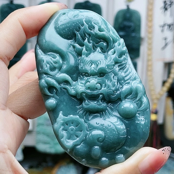 颈饰足铂镶嵌翡翠翡翠