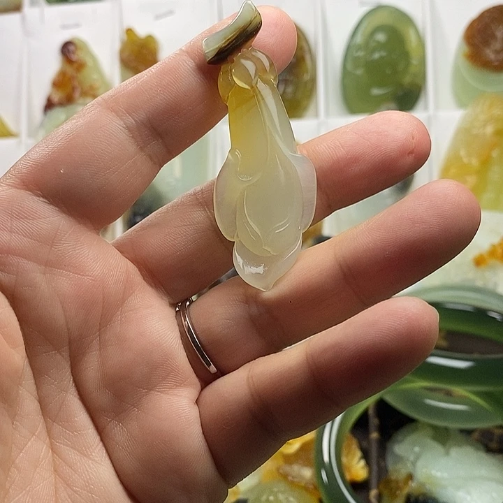 蛇纹石玉未镶嵌颈饰