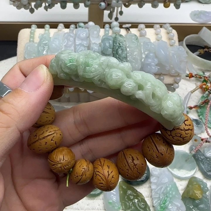 翡翠未镶嵌颈饰手牌