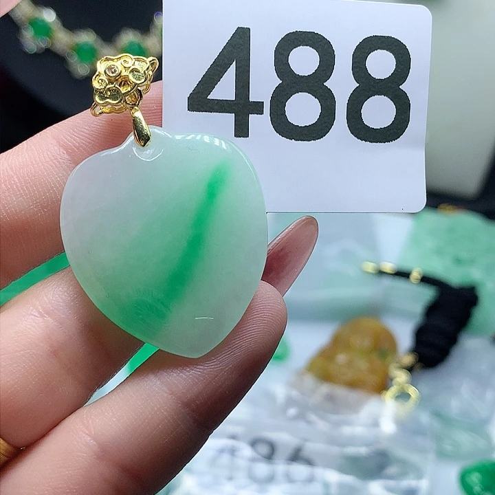 翡翠吊坠(赠链)未镶嵌