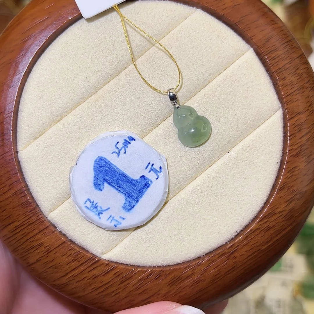 翡翠18K金镶嵌颈饰葫芦