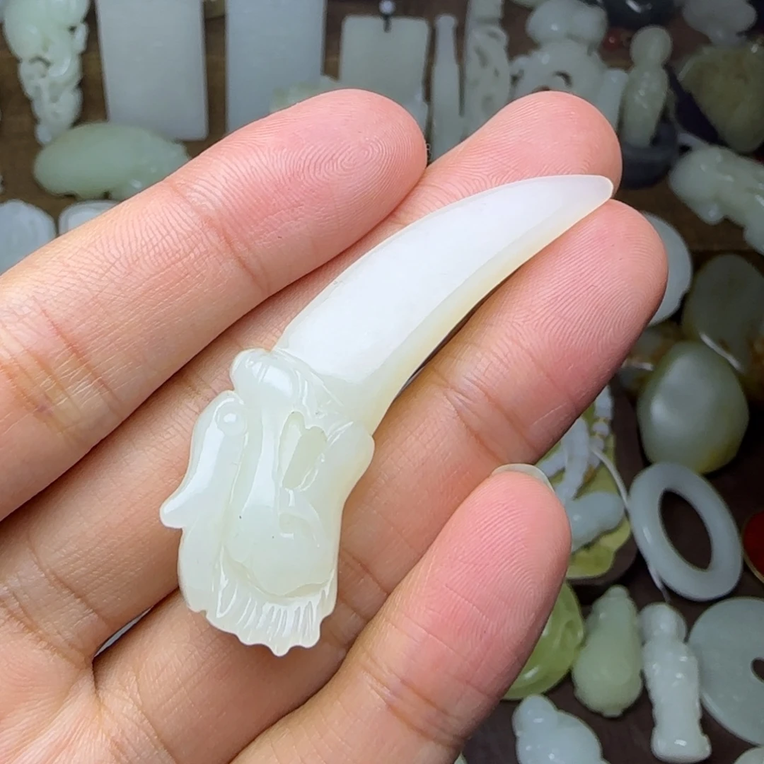 和田玉未镶嵌挂件龙牙