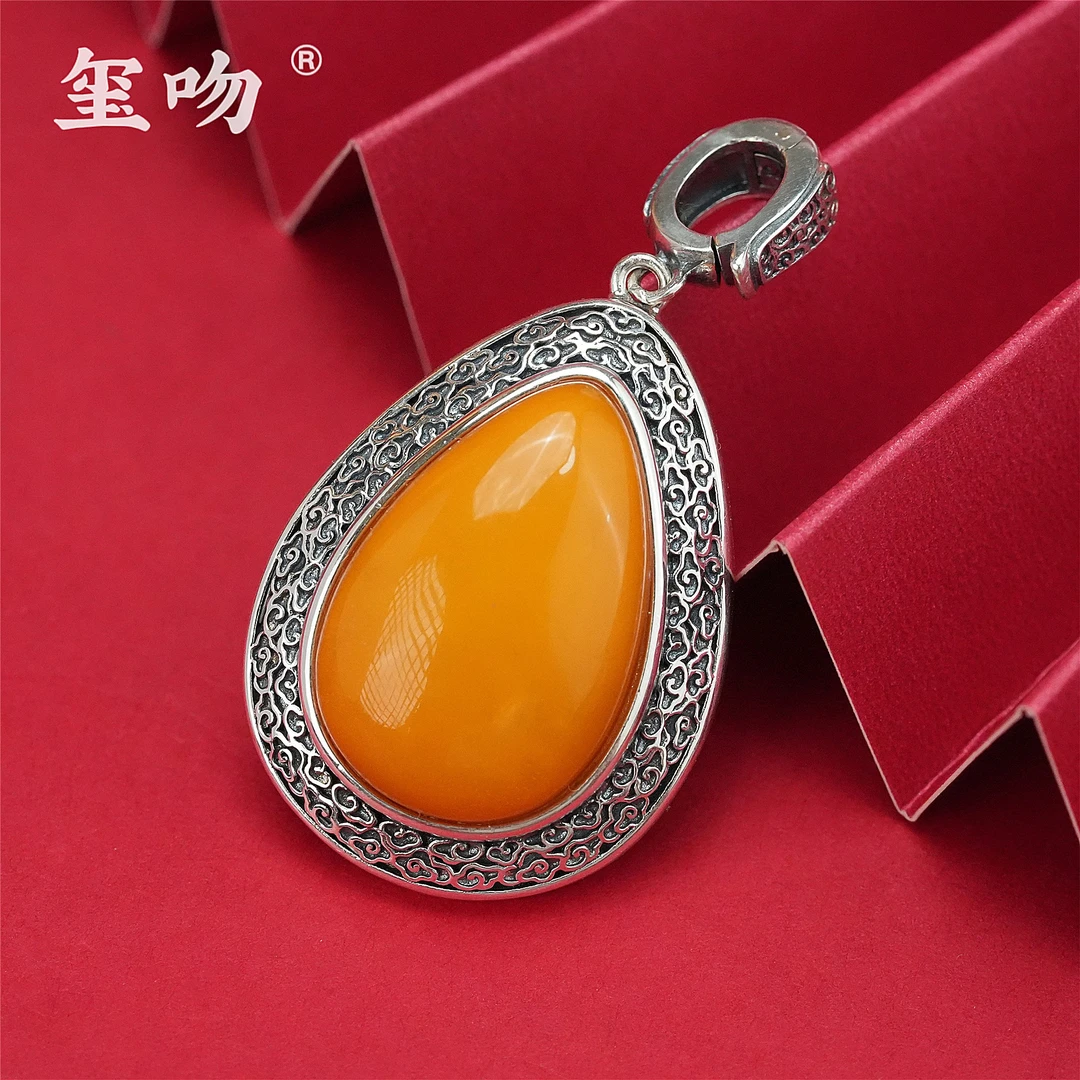 【玺吻】s925银 吉言祥云纹水滴型天然蜜蜡吊坠（扣头可打开）