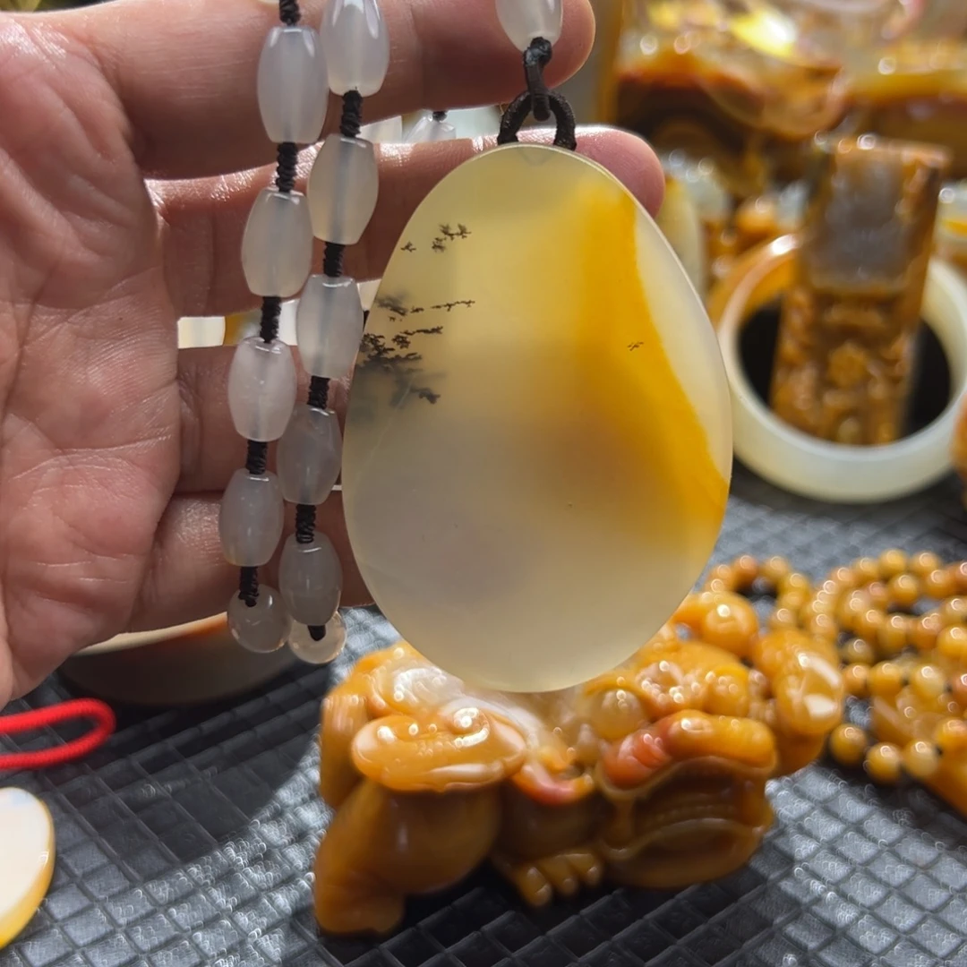 颈饰未镶嵌石英质玉