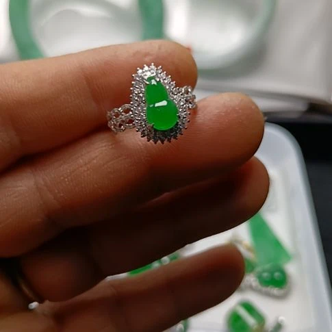 翡翠18K金镶嵌颈饰葫芦戒指