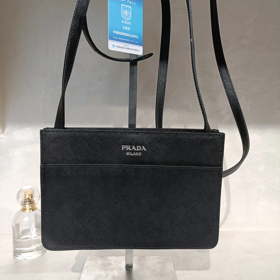 95新 Prada/普拉达 黑色牛皮防水斜挎包简约真皮肩包时尚百搭