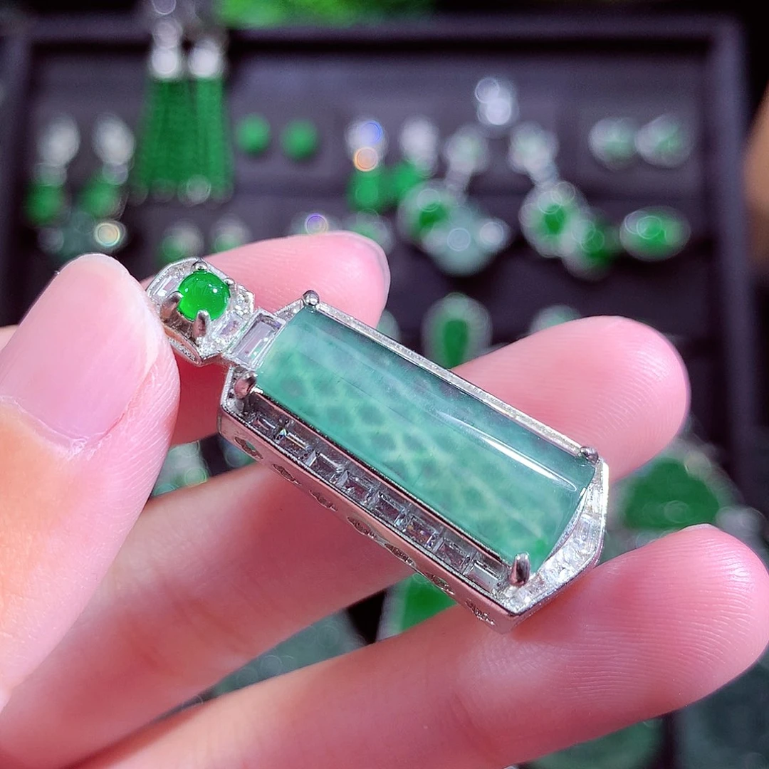 颈饰未镶嵌翡翠天然