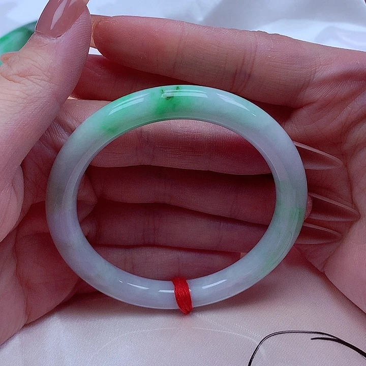 翡翠手镯未镶嵌翡翠