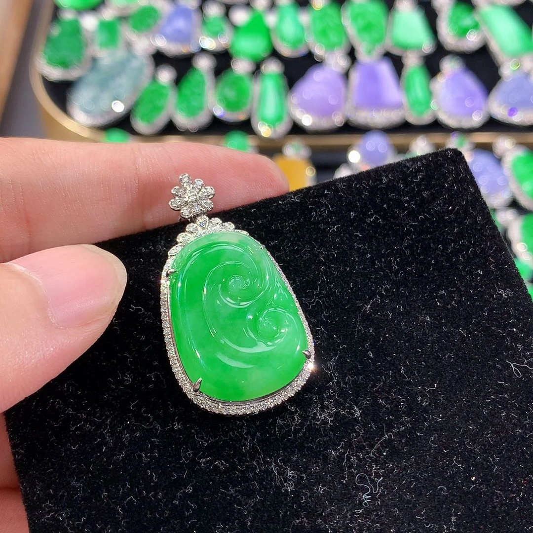 翡翠18K金镶嵌颈饰