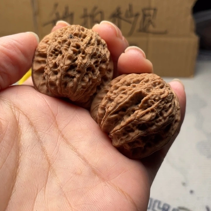 鱼***生把件文玩核桃血麒麟36