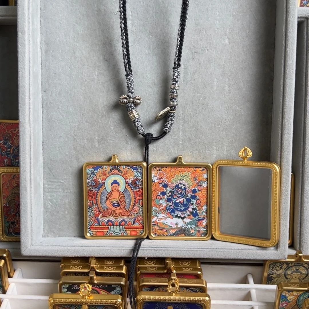 吊坠是****c双面铜壳双面铜壳