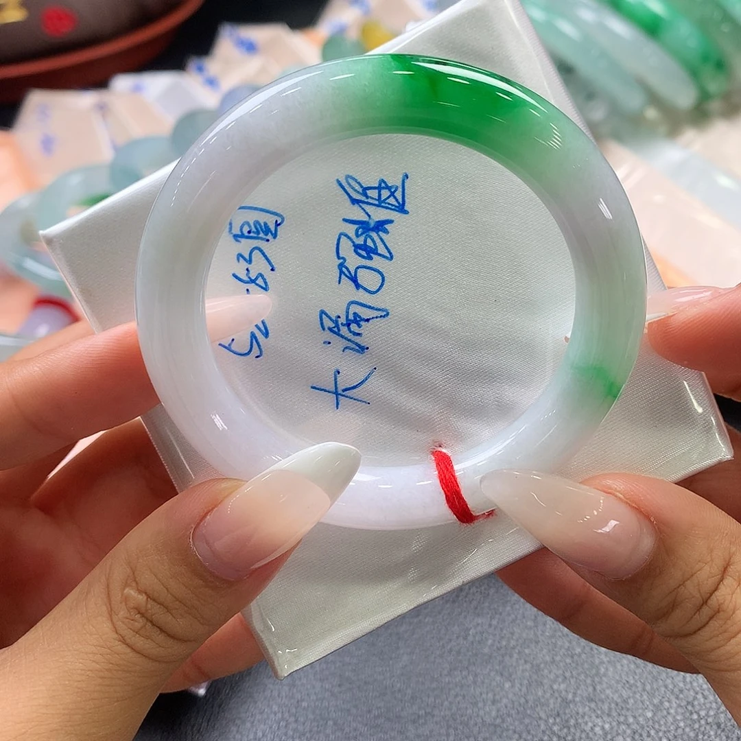 泰***司翡翠手镯（圆镯）未镶嵌17号