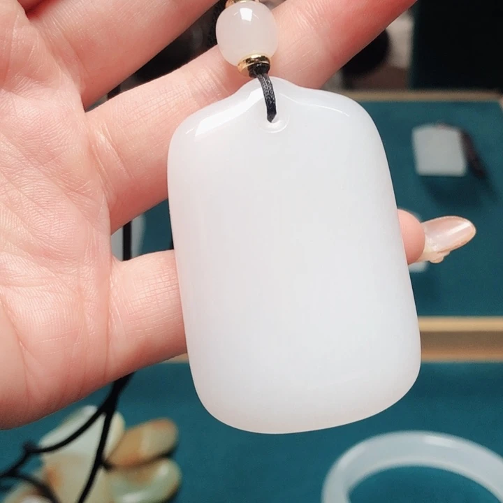 石英质玉未镶嵌颈饰