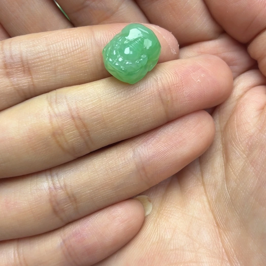 翡翠未镶嵌颈饰正阳绿貔貅