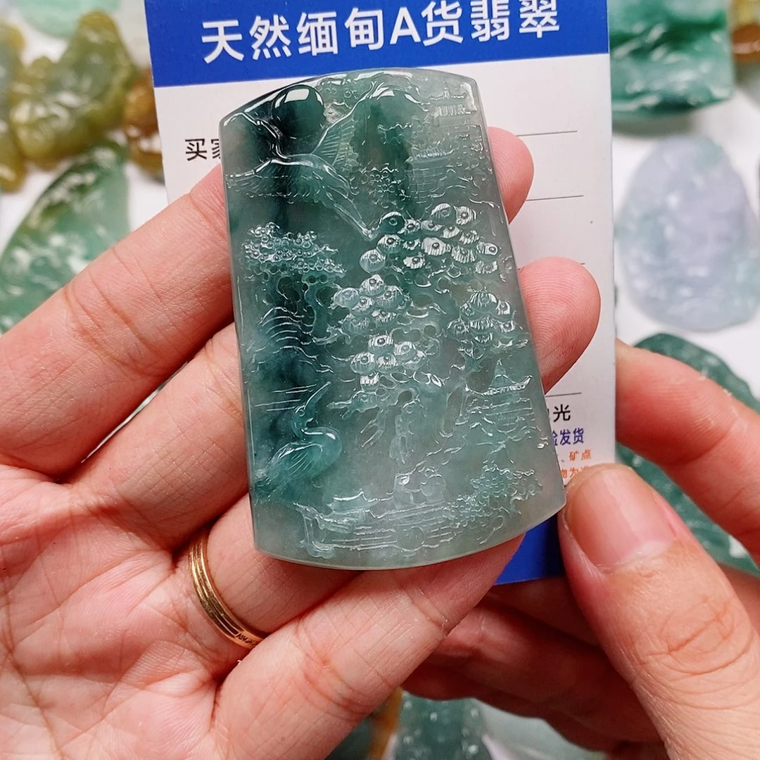 翡翠未镶嵌颈饰山水
