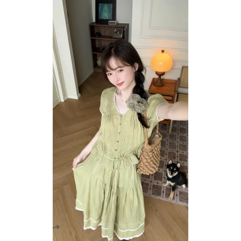 韩系小众设计感绿色v领短袖上衣女夏季新款蕾丝拼接度假风两件套