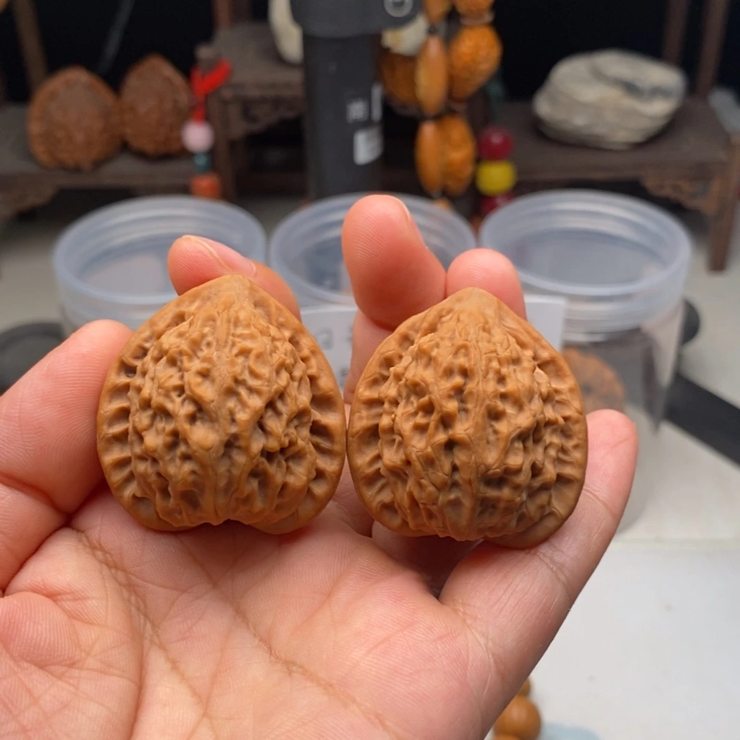 文玩核桃吊坠36金牛磕尖