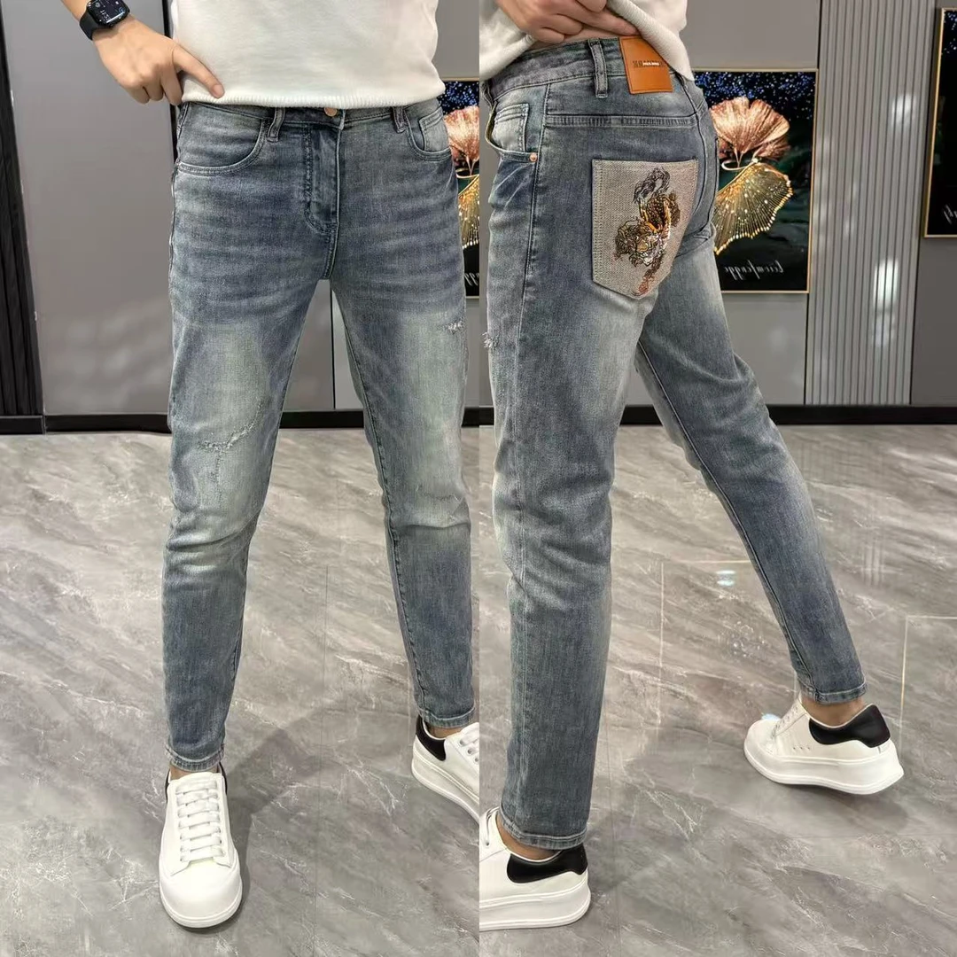 男士牛仔裤个性刺绣男裤潮流高级感小脚裤水洗修身男士秋冬款裤子