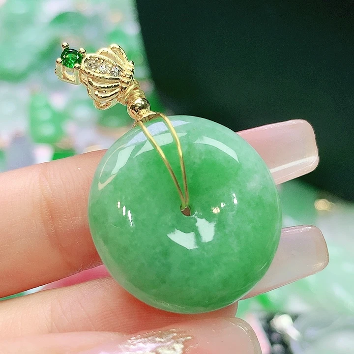 翡翠未镶嵌颈饰多样性发其一