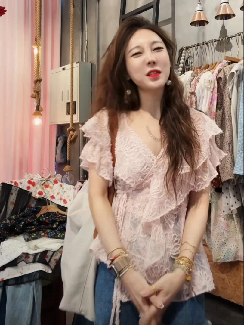 S50620988素拉那里 韩系立体提花刺绣蕾丝荷叶边不规则衬衣衬衫