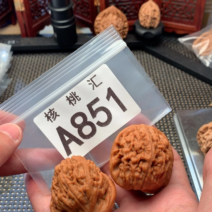 文玩核桃吊坠莲花