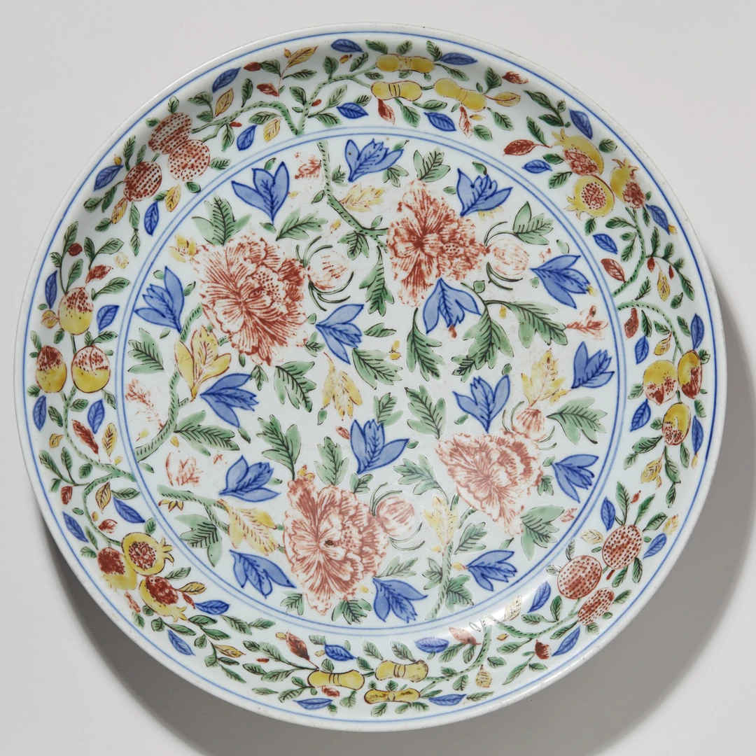 22、明万历 五彩花卉纹盘【祥德81拍卖】