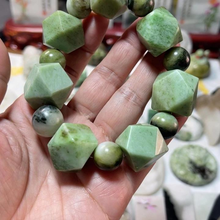 独山玉未镶嵌颈饰