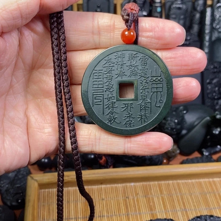 颈饰未镶嵌和田玉（青玉）