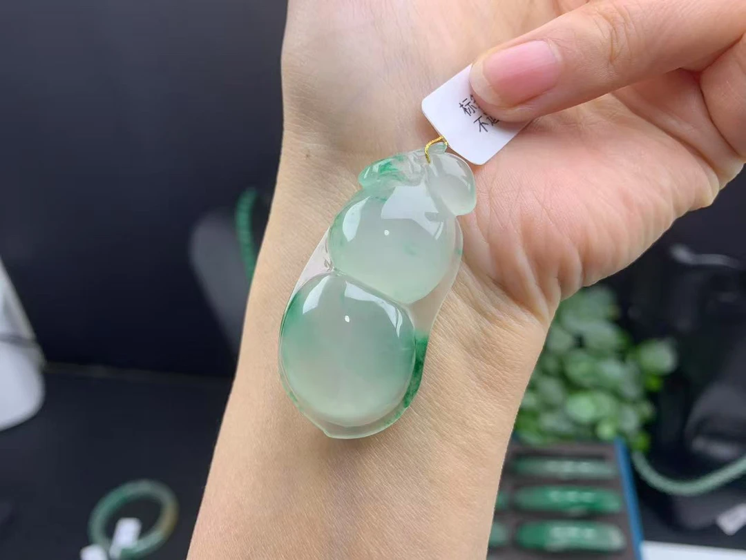 源头批发纯天然独龙玉非洲翠高冰飘花福豆吊坠时尚穿搭