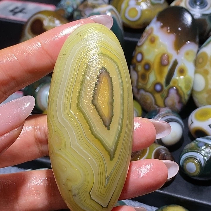 玛瑙/玉髓未镶嵌珠宝奇石60