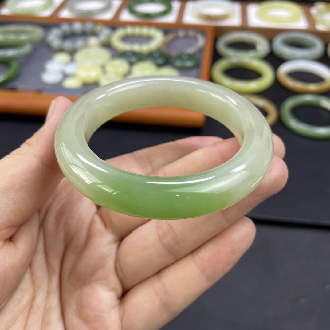 翠青手镯一口浓翠