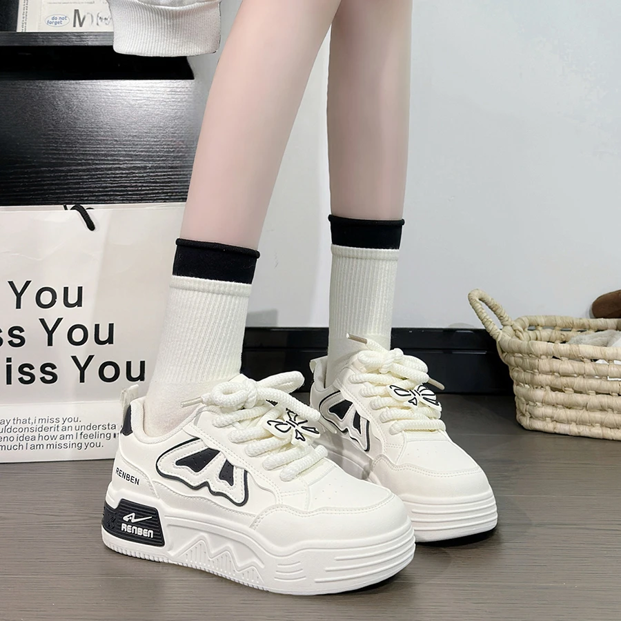 人本蝴蝶小白鞋女2025春秋爆款百搭皮面黑白鞋子潮厚底韩版板鞋女