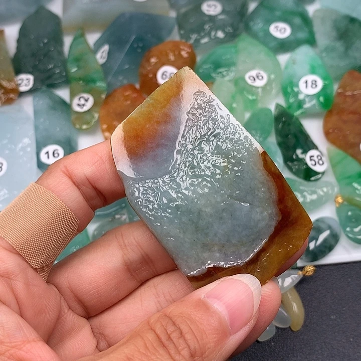 翡翠未镶嵌颈饰随型