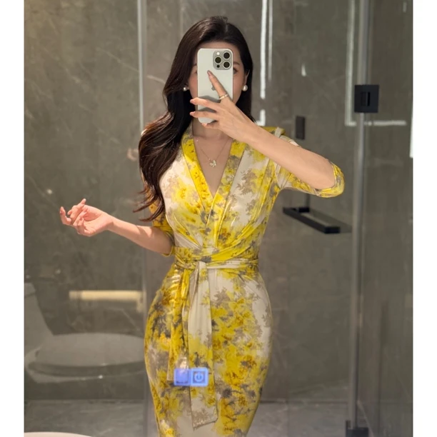 【柠檬微光】水晶麻纱连衣裙女夏季新款性感V领绑带收腰修身包臀裙