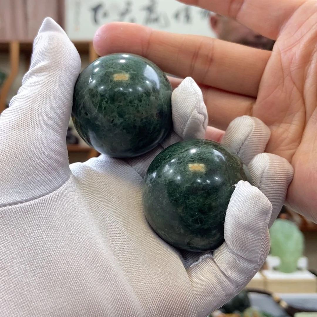 蛇纹石玉手球一对（多样性发一件）未镶嵌