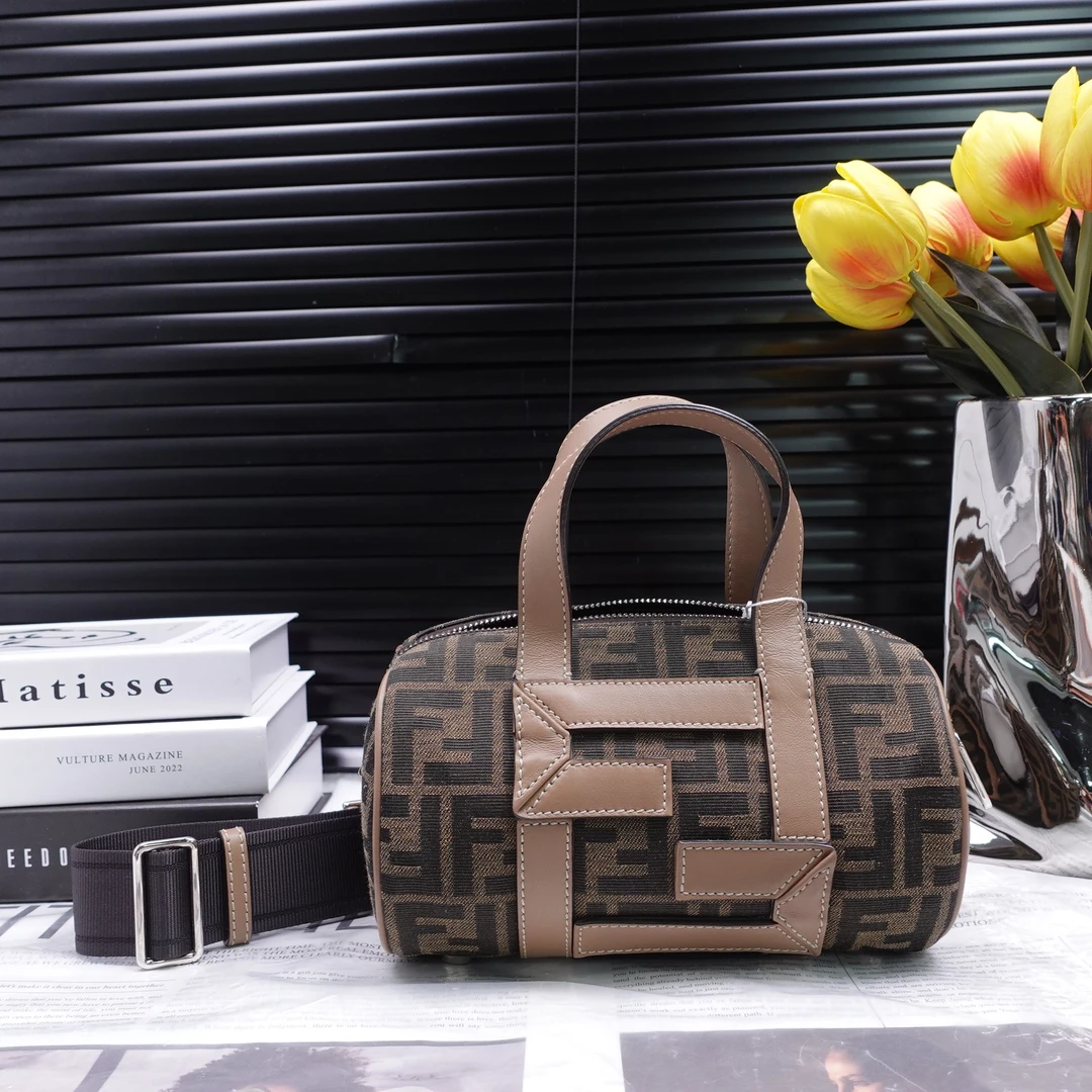 95新 FENDI/芬迪 老花单肩包T10311803
