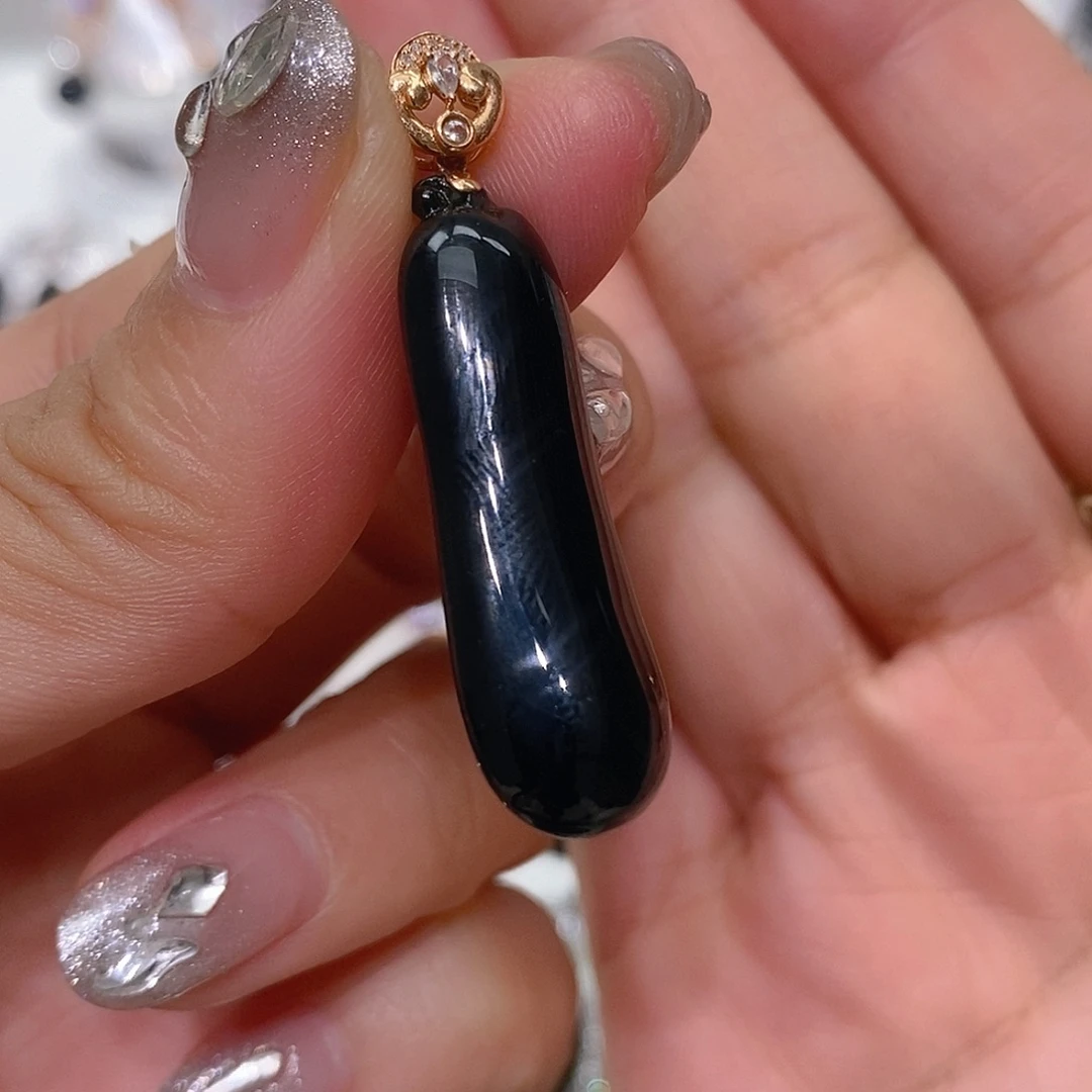 翡翠18K金镶嵌颈饰吊坠