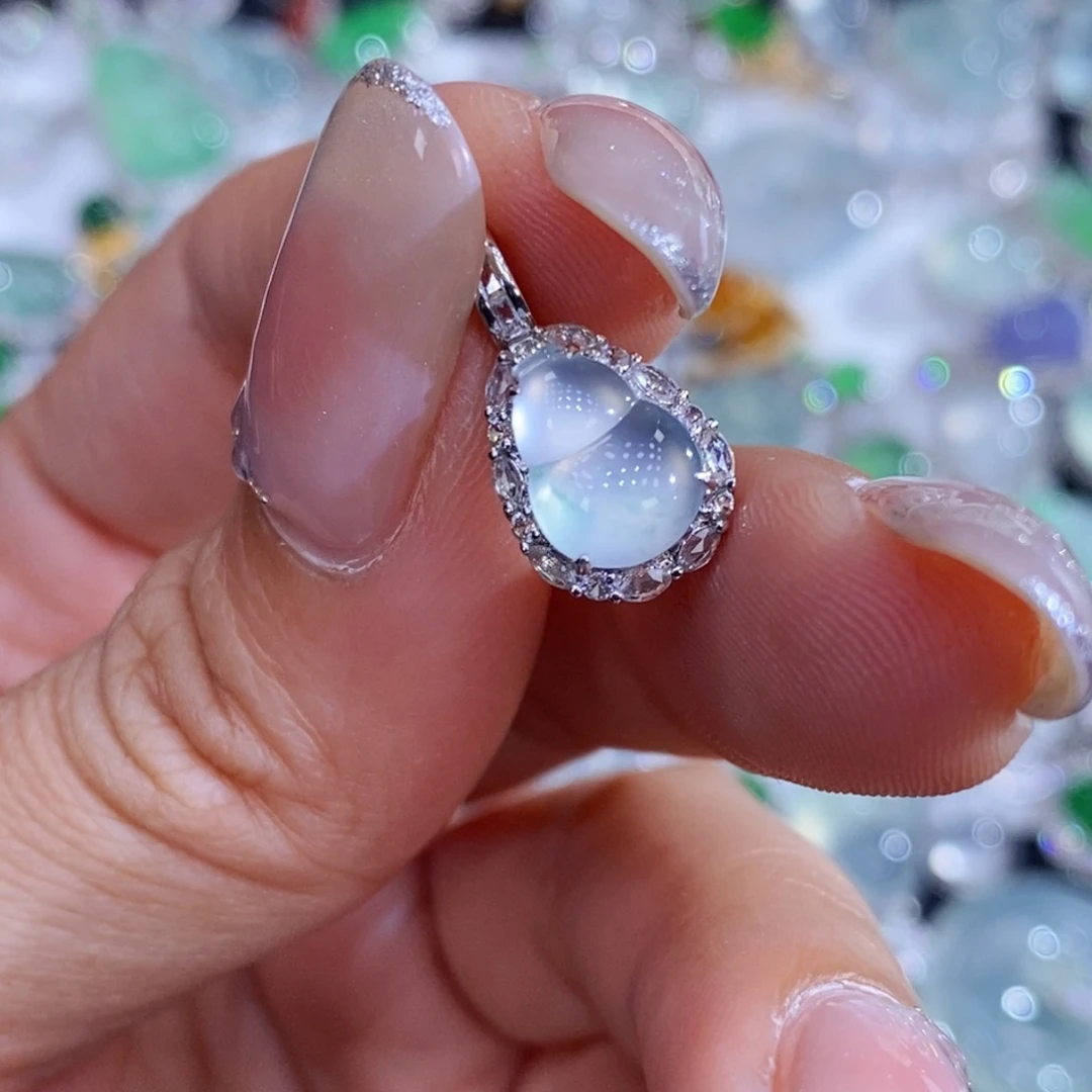 尘***初翡翠18K金镶嵌颈饰