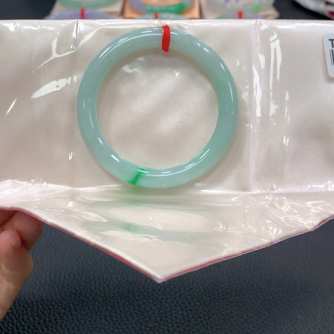 翡翠手镯未镶嵌翡翠