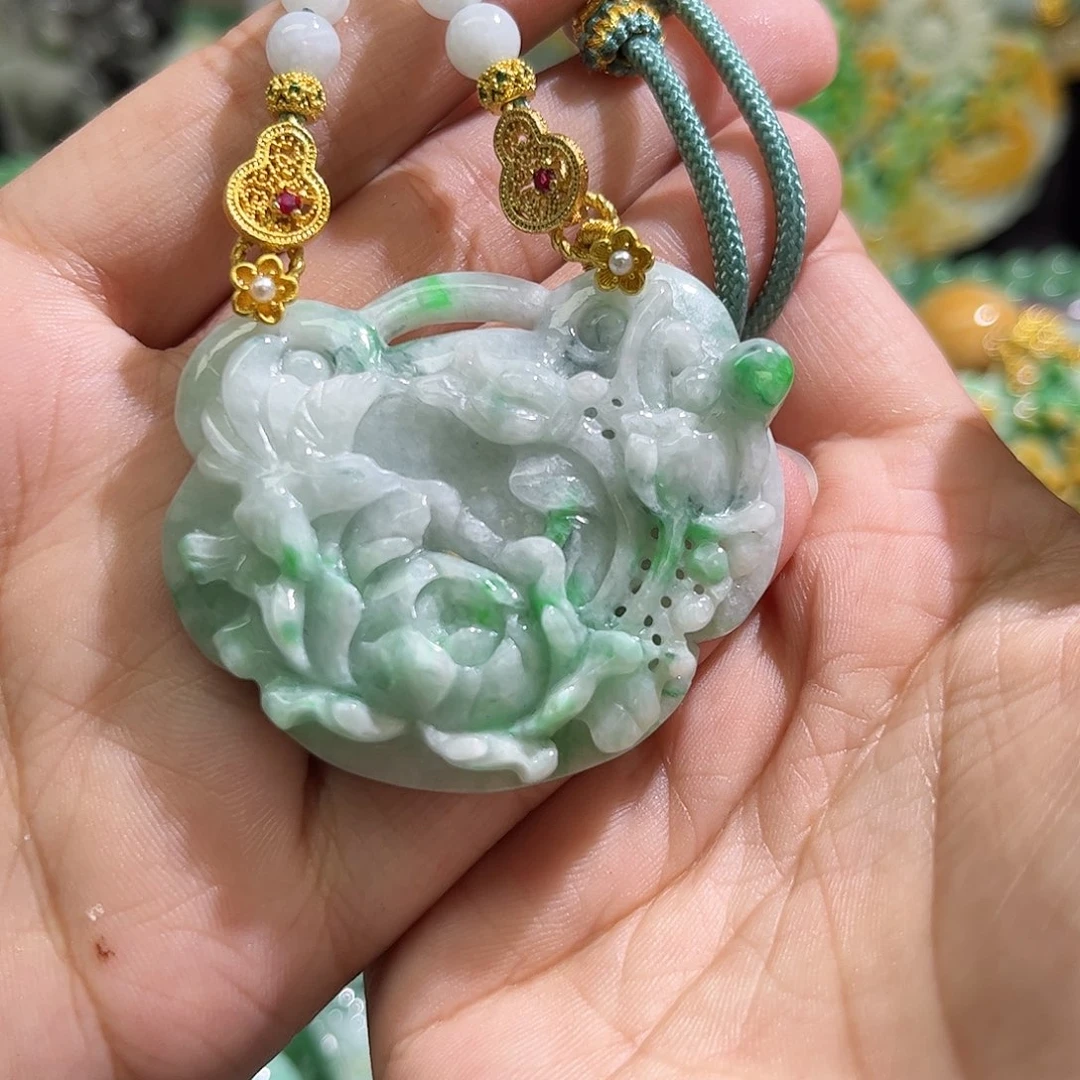 翡翠未镶嵌颈饰待编织