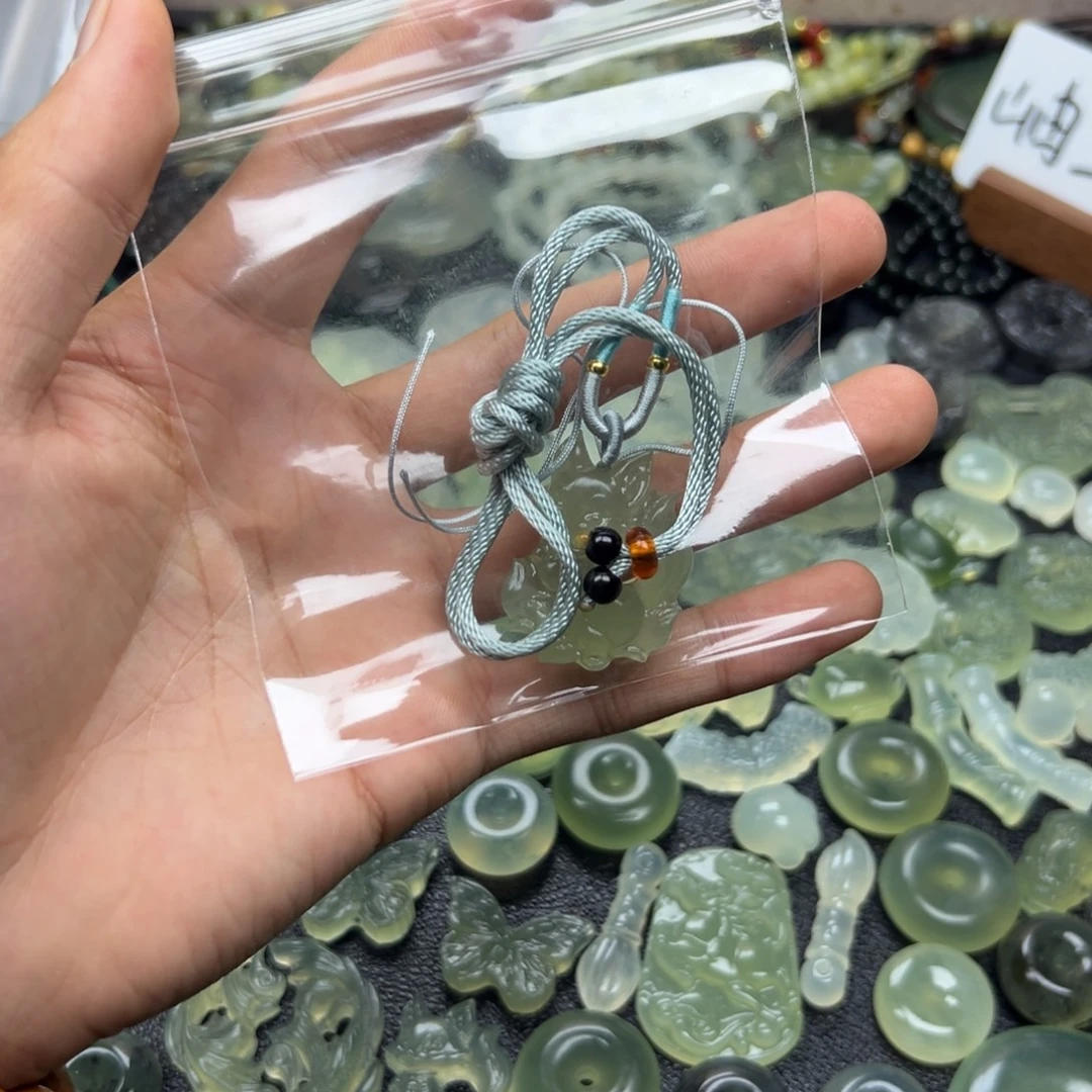 小***猫蛇纹石玉未镶嵌颈饰九尾狐