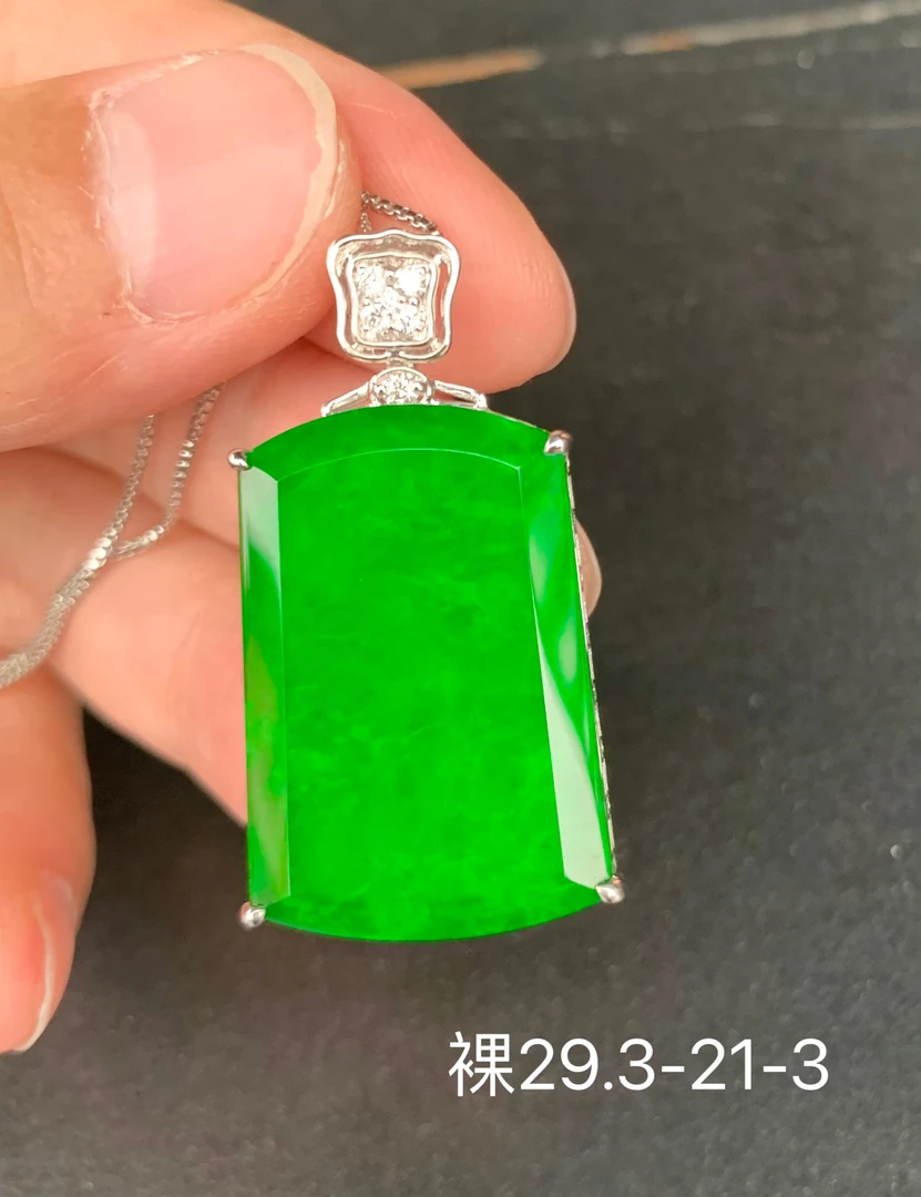 帝王绿平安无事牌玉坠翡翠吊坠贵气珠宝