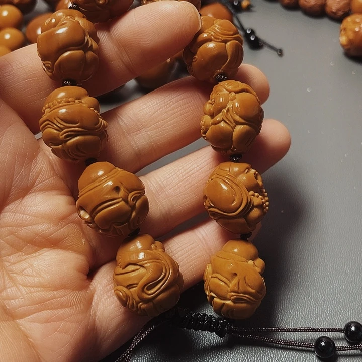 胖弥勒，橄榄核雕工艺