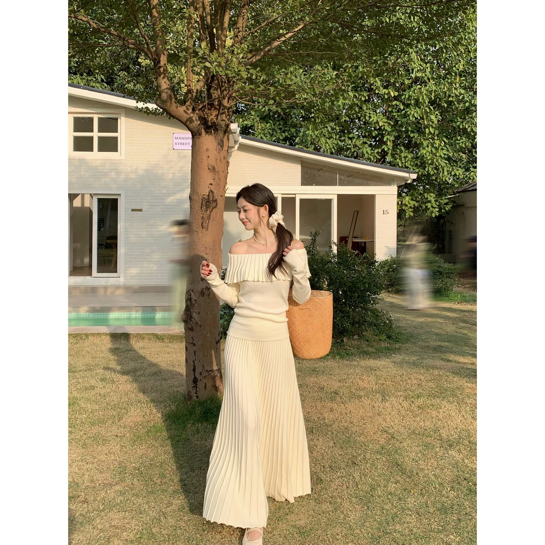 万万不熬夜【白巧恋人】韩系设计感荷叶边一字领露肩针织衫套装