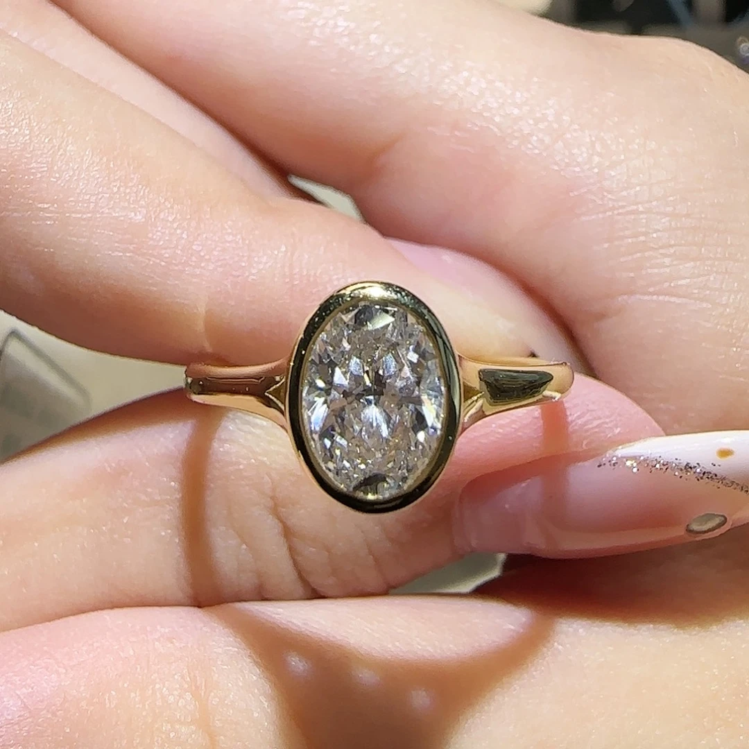 实验室培育钻石18K金镶嵌椭圆包镶1卡