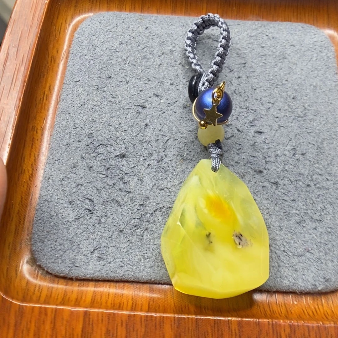 嘎***司蜜蜡未镶嵌颈饰郎