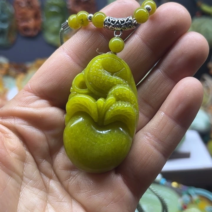蛇纹石玉未镶嵌颈饰