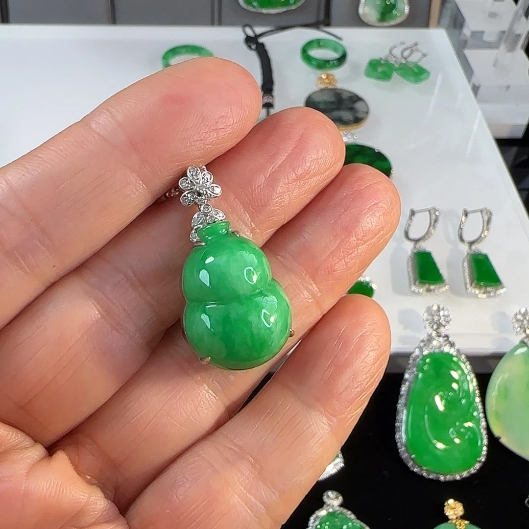 翡翠18K金镶嵌颈饰